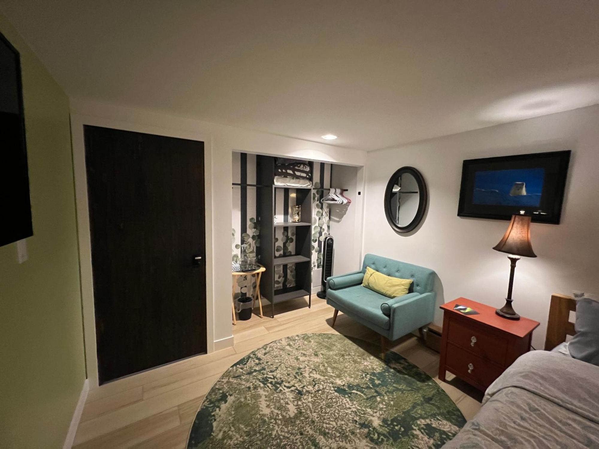 Bed and Breakfast 好丘。Hacho House Yellowknife Exterior foto